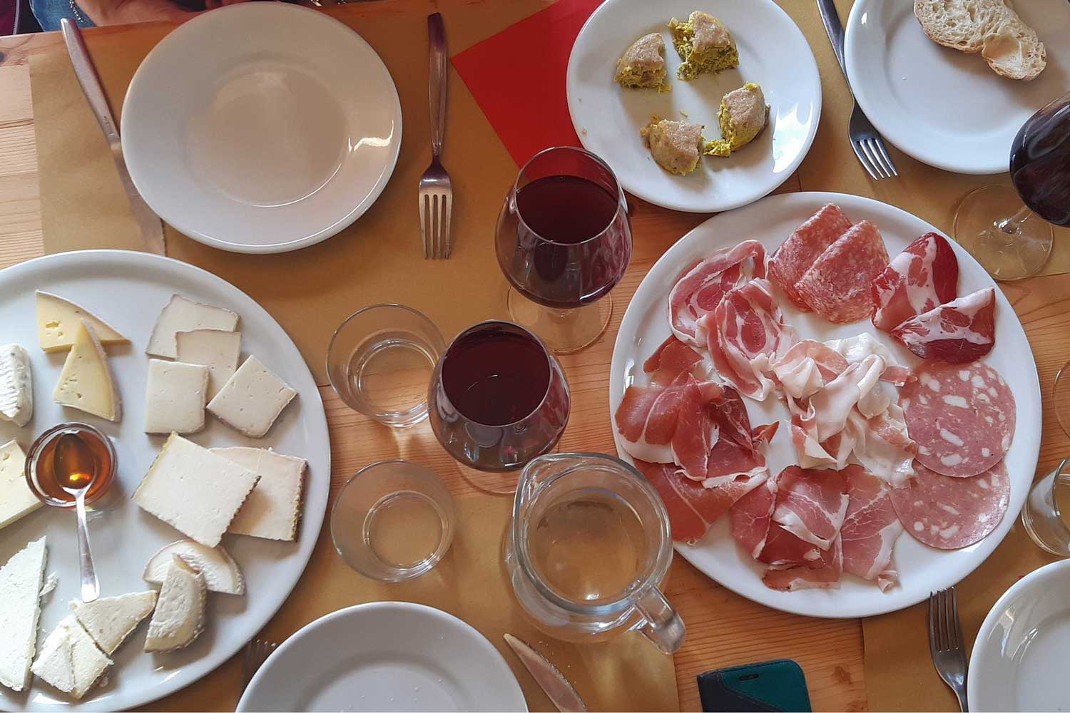 Tavola piena di ottimo cibo
